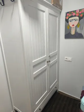 Armario blanco de madera con mesita a juego y cama