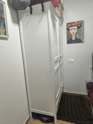 Armario blanco de madera con mesita a juego y cama