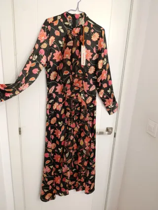 Vestido largo, NUEVO, estampado floral, elegante.