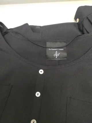 Camisa negra con botones