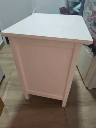 Mesita de noche blanca de madera