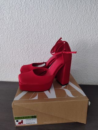 Zapatos tacón satinado de Zara