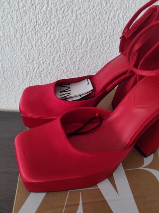 Zapatos tacón satinado de Zara