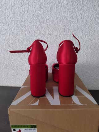 Zapatos tacón satinado de Zara