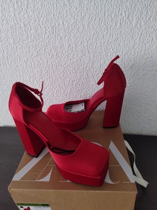 Zapatos tacón satinado de Zara