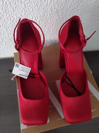 Zapatos tacón satinado de Zara