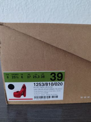 Zapatos tacón satinado de Zara