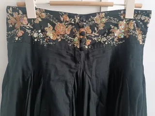 Falda Bershka bordada negra y dorada