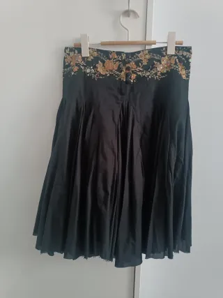 Falda Bershka bordada negra y dorada