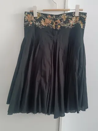 Falda Bershka bordada negra y dorada