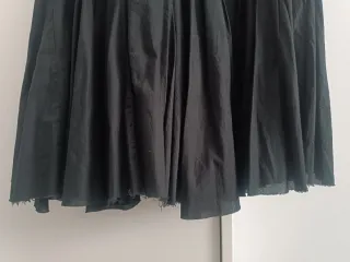 Falda Bershka bordada negra y dorada