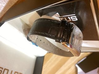 Solo por envío. Reloj Lotus Negro y Plateado