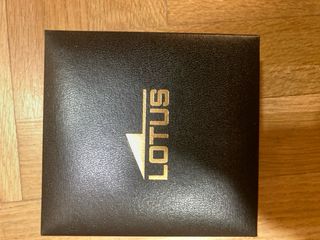 Solo por envío. Reloj Lotus Negro y Plateado
