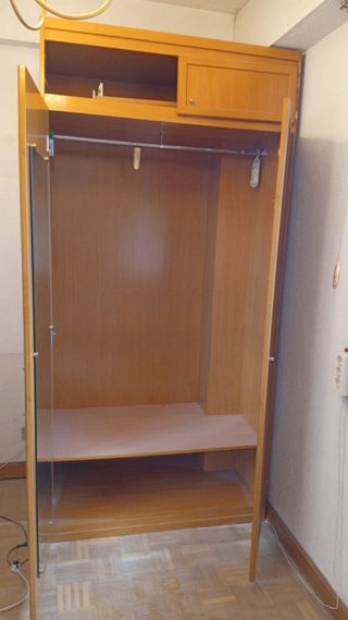 Armario de madera marrón