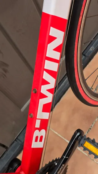 Bicicleta de carretera B'TWIN Roja