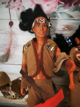 Lote de muñecos indios con canoa y bebé. Vintage