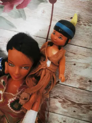 Lote de muñecos indios con canoa y bebé. Vintage