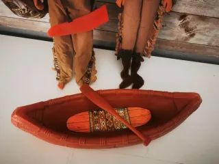 Lote de muñecos indios con canoa y bebé. Vintage