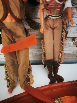 Lote de muñecos indios con canoa y bebé. Vintage