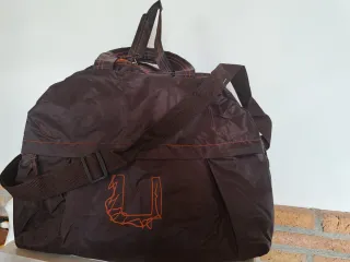 Bolsa de viaje marrón con detalles naranja