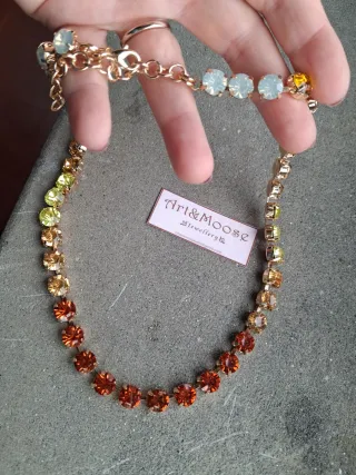 Collana dorata con cristalli sfumati arancio