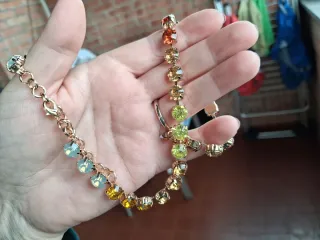 Collana dorata con cristalli sfumati arancio