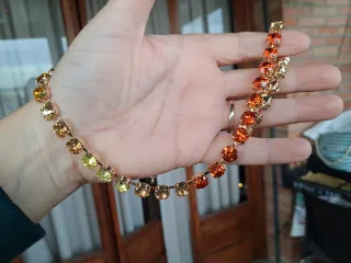 Collana dorata con cristalli sfumati arancio