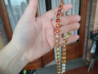 Collana dorata con cristalli sfumati arancio