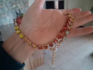 Collana dorata con cristalli sfumati arancio