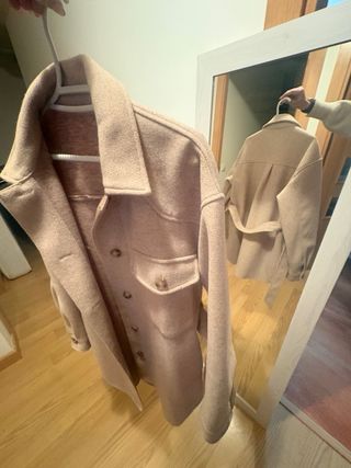 Abrigo beige con cinturón XS