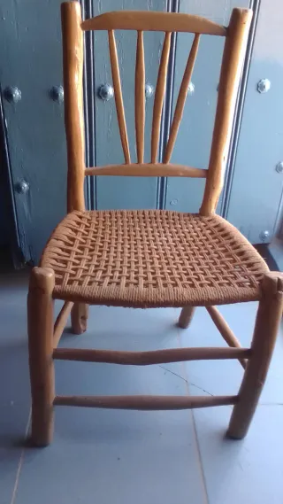 Dos sillas rústicas de olivo