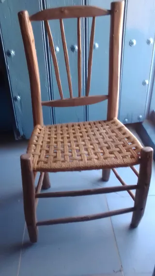 Dos sillas rústicas de olivo