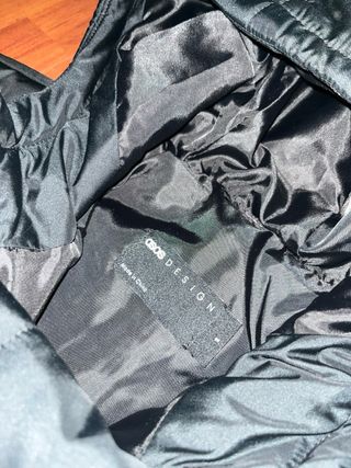 ABRIGO NEGRO CON CAPUCHA