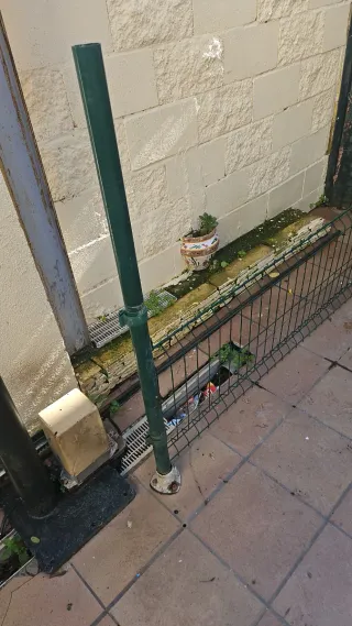 Valla metálica verde para jardín