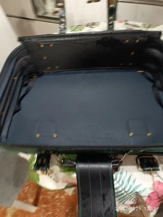 Maleta Rodelle Cuero Negra con Detalles Verdes