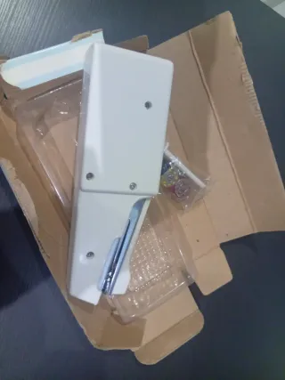 Máquina de coser portátil.