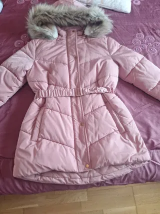 Abrigo rosa con capucha y cinturón