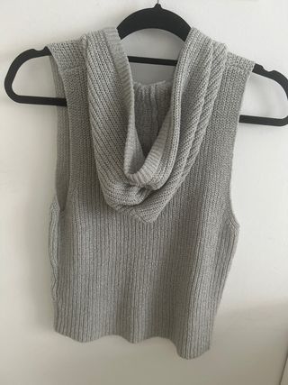 Chaleco Zara punto gris con capucha