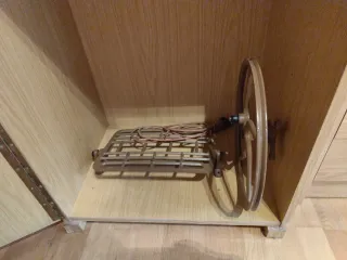 Máquina de coser Singer con mueble