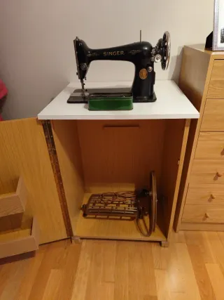 Máquina de coser Singer con mueble