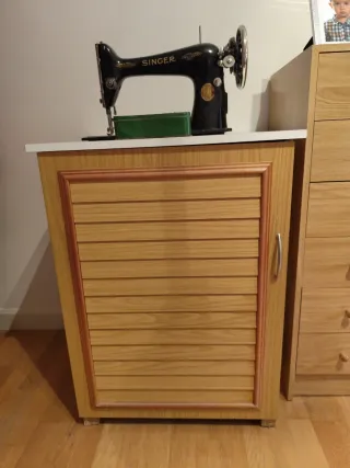 Máquina de coser Singer con mueble