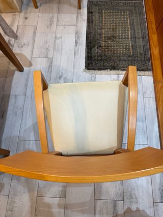 Sillas de salón de madera y tela.