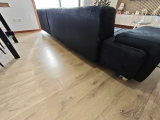 Sofá preto com chaise longue