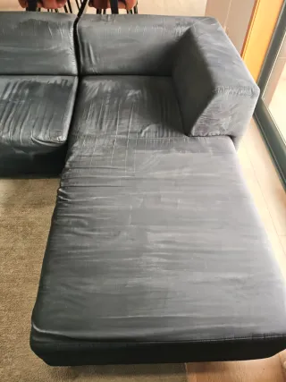 Sofá preto com chaise longue