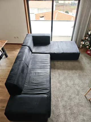 Sofá preto com chaise longue