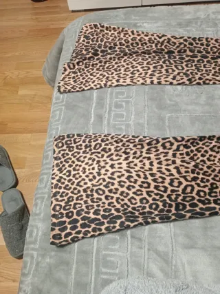 Pantalones acampanados estampado leopardo