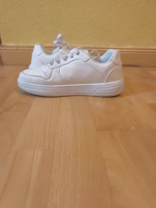 Zapatillas blancas niños