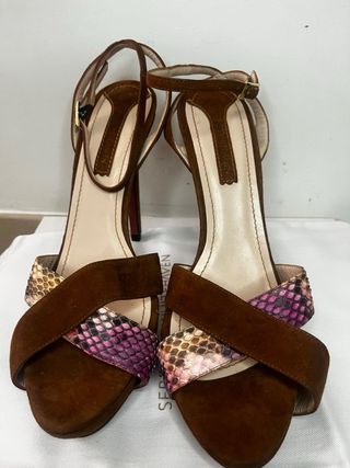 Sandalias tacón ante marrón y serpiente