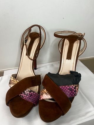 Sandalias tacón ante marrón y serpiente