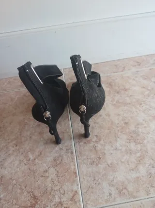 Sandalias de tacón fino negras